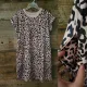 T-Shirt-Kleid mit Leopardenmuster und Taschen